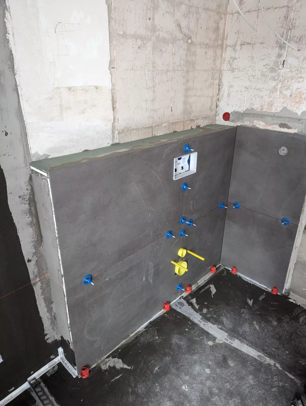 Verlegung von Großformatfliesen im Badezimmer