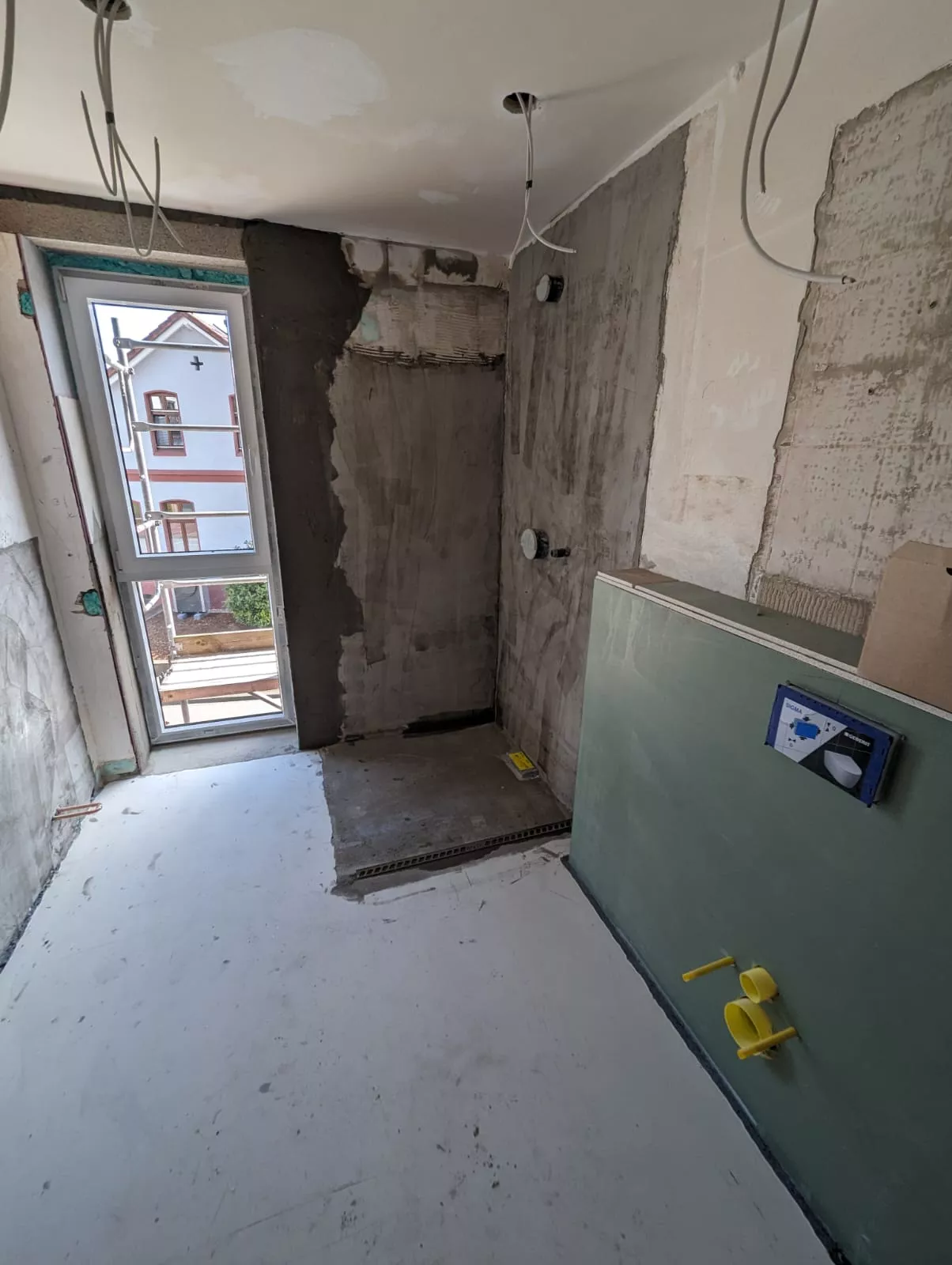 Freigelegte Sanitärleitungen beim Rückbau