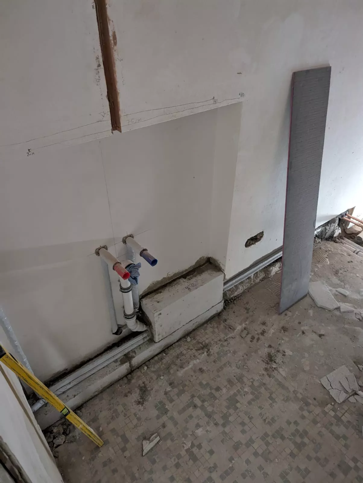 Rückbau des alten Badezimmers mit freigelegten Leitungen