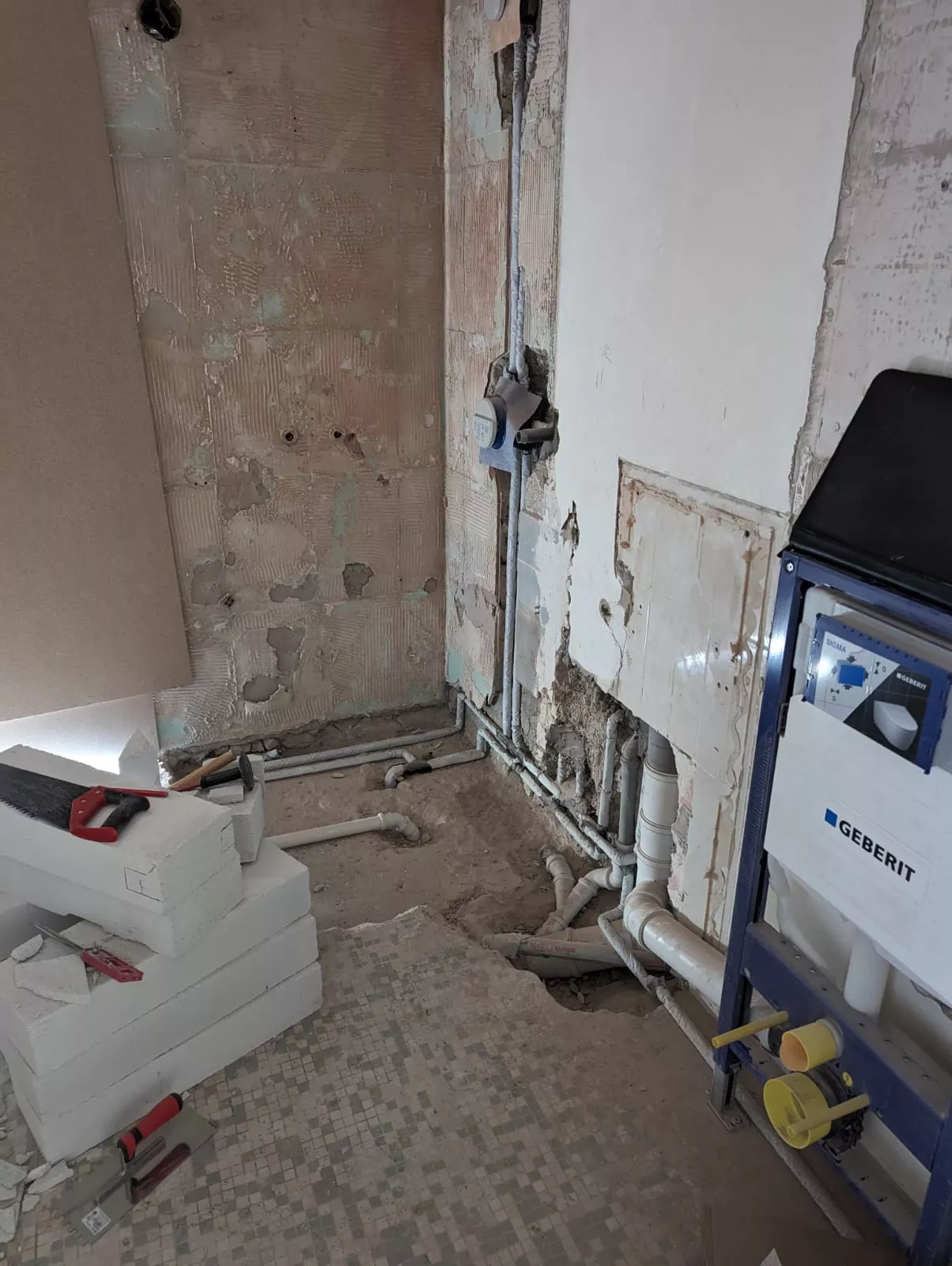 Fertiges modernes Badezimmer mit Großformatfliesen in Unna