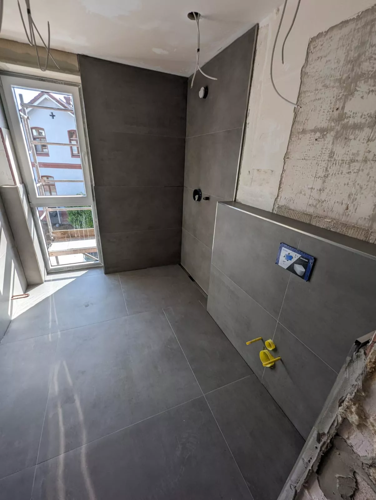 Fertiges Badezimmer mit Großformatfliesen