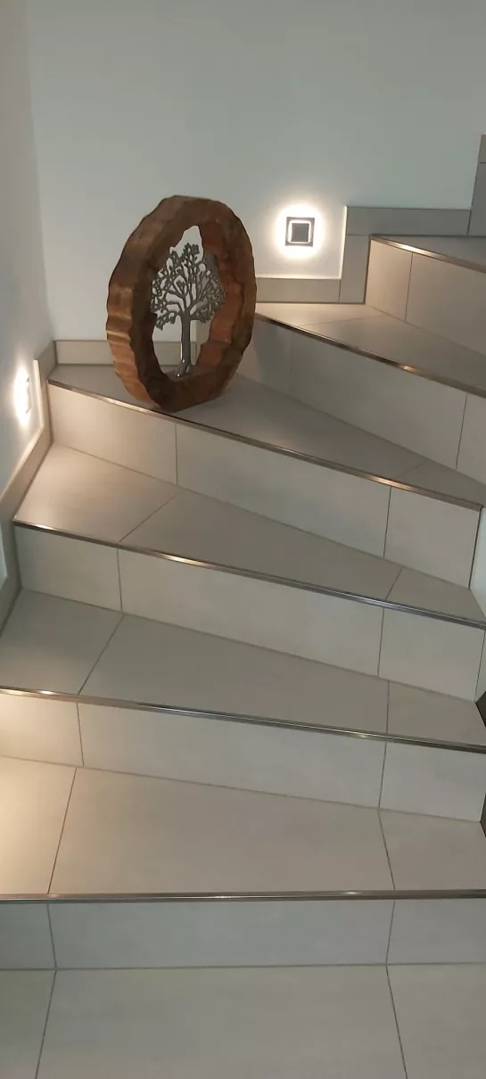 Hochwertig geflieste Treppe mit Edelstahlkanten – Referenzarbeit Meisterbetrieb Stankewitsch